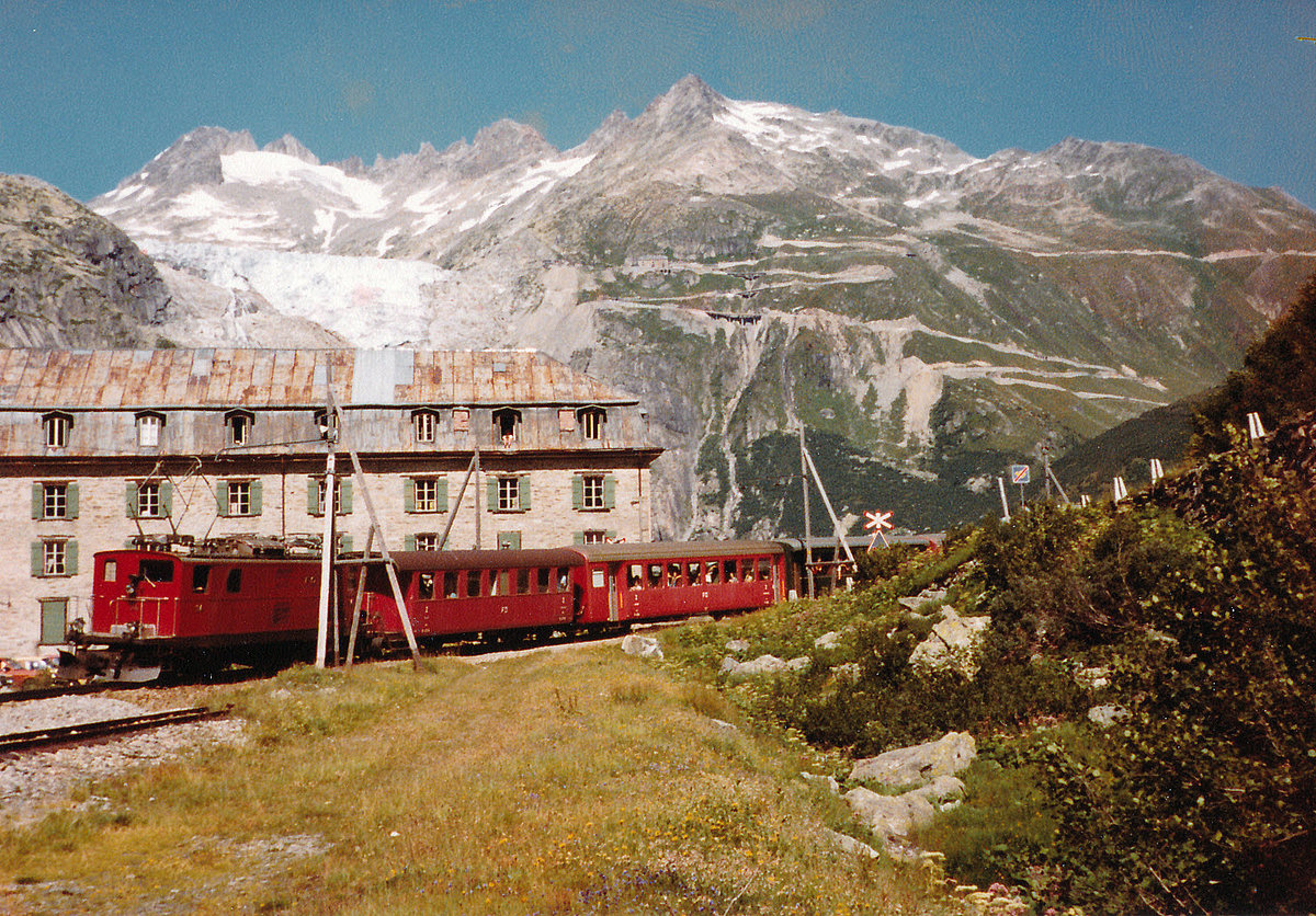 MGB/FO: Die herrliche Aufnahme der HGe 4/4 I - 32 in Brig von Armin Schwarz erinnerte mich sehr stark an das Jahr 1981, als ich eine HGe 4/4 I bei der Einfahrt Gletsch, zusammen mit dem Rohnegletscher auf der alten Bergstrecke, verewigte.
Foto: Walter Ruetsch