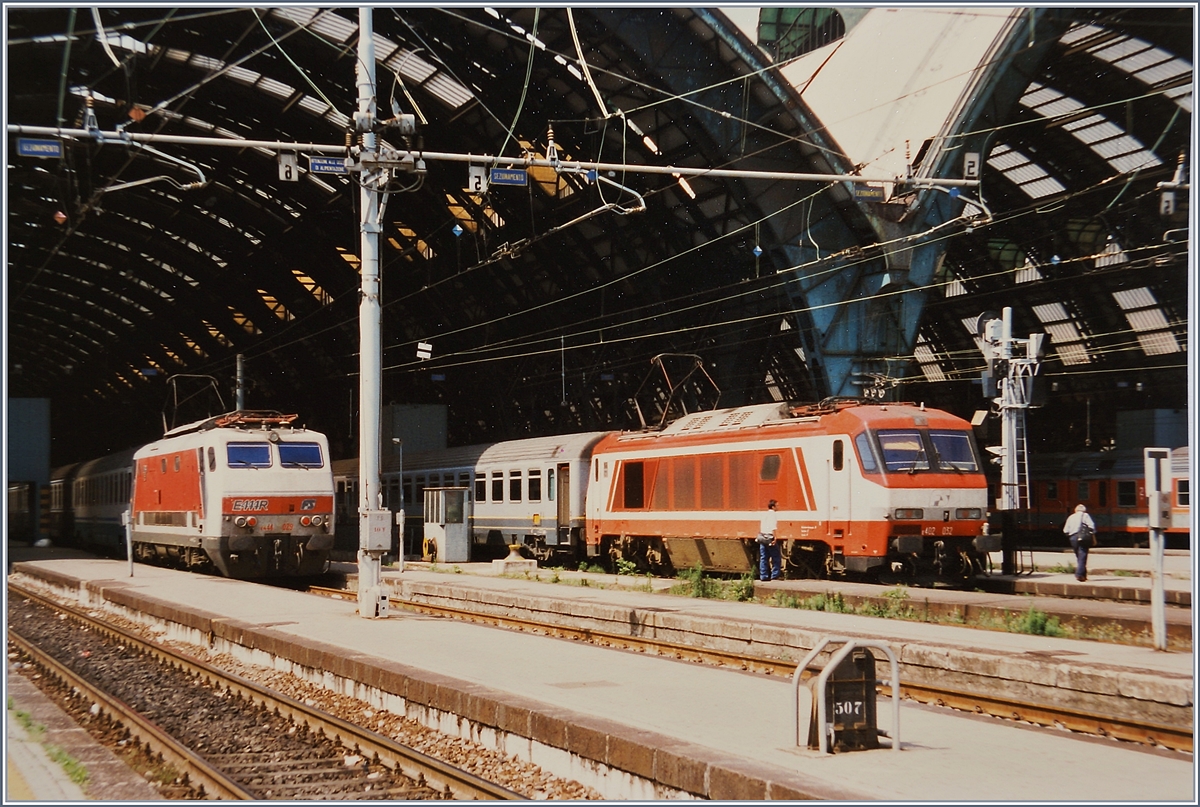 Milano Centrale mit der FS E 402 032 und der E 444 029 die mit IC Zügen auf die Abfahrt warten. 

28. Juni 1997