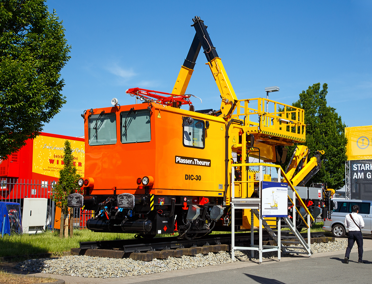 
Mit dem DIC-30 pr�sentiert Plasser Ib�rica auf der iaf 2017 Internationale Ausstellung Fahrwegtechnik in M�nster (01.06.2017) ein universelles Fahrzeug f�r die Instandhaltung von Oberleitungen.

Plasser Ib�rica stellte in den letzten 25 Jahren �ber 100 Oberbaumotorwagen (OBW) und Motorturmwagen (MTW) in unterschiedlichen Gr��en und Ausstattungsvarianten her. Besondere Erfolge feierte man mit der DIC-Familie (DIC steht f�r Dresina de Inspecci�n de Catenaria, also Oberleitungsinspektionsfahrzeug). Diese umfasst verschiedene Modelle mit Ausstattungs- und Leistungsalternativen und ist aufgrund der flexiblen Auslegung sowohl f�r U-Bahnen als auch f�r andere Strecken geeignet. Jetzt erg�nzt der DIC-30 diese Serie, der sowohl als OBW als auch als MTW ausgef�hrt werden kann.

Beide Versionen des DIC-30 verf�gen �ber eine ger�umige Mannschaftskabine und eine moderne Steuerung, die dazu beitr�gt, die EN-Standards sicher einzuhalten. Alle Schl�sselbauteile wie Rads�tze, Bremsen, Hydraulik- und Pneumatikkomponenten entsprechen den Qualit�tsstandards der Maschinen von Plasser & Theurer.

Hier wurde er in der MTW-Version pr�sentiert, gebaut 2017 von der Plasser & Theurer Ib�rica, S.A.U. in Yuncler  bei Toledo, Spanien, unter der Fabriknummer 89. Die MTW-Version des DIC-30 ist mit je einem Fahrdraht- und Tragseildr�cker und einem Kran ausger�stet. Dazu steht bei dieser Version eine Hebeb�hne mit klappbarem Gel�nder und einer Reichweite von bis zu 12 m zur Verf�gung.  Zudem hat das Fahrzeug einen Mess-Pantographen zur Fahrdrahtmessung.

Die OBW-Version hat keine Hebeb�hne, daf�r einen starken Arbeitskran und eine gr��ere Ladefl�che.

TECHNISCHE DATEN des DIC-30 als MTW :
Achsfolge: B´
L�nge �ber Puffer: 12.000 mm
Achsabstand: 6.500 mm
Treibraddurchmesser: 850 mm
Eigengewicht: 30 t
Max. Zuladung: 2.000 kg
Max. Achslast: 17 t
Leistung (am Rad): 250 kW
H�chstgeschwindigkeit: 90 km/h
