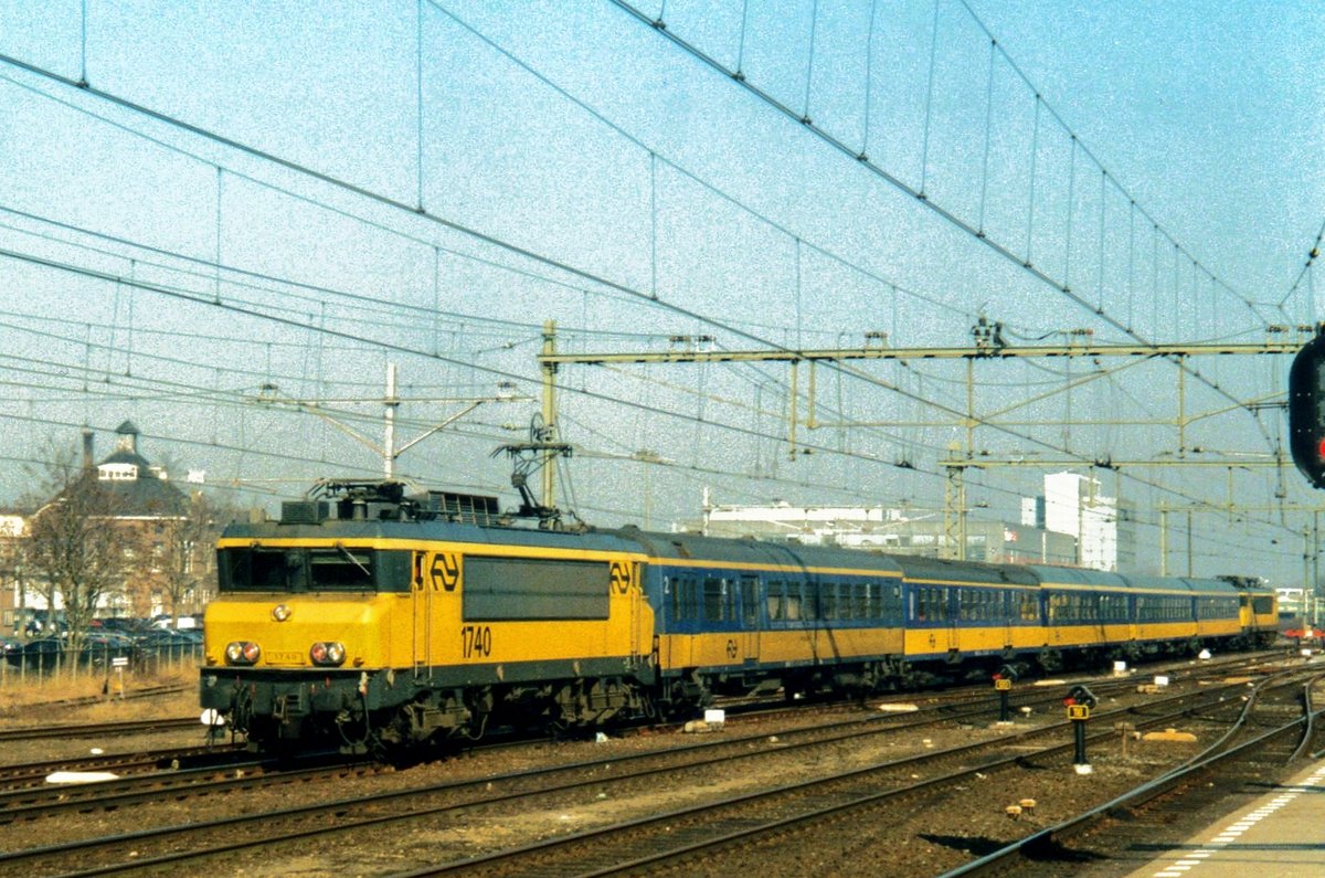 Mit drei verschiedene Typen Reisewagen treft am 1 September 2003 NS 1740 in 's-Hertogenbosch ein.