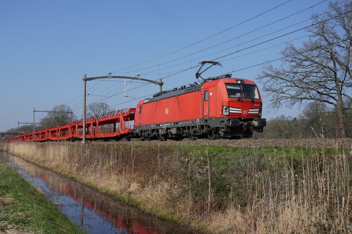 Mit der leeren Ford-PKW Zug nach Craiova in Rumänien passiert am 18 März 2026 DBC 193 358 Tilburg Oude Warande und wird vom offenbarer Stelle auf den Chip gesetzt.