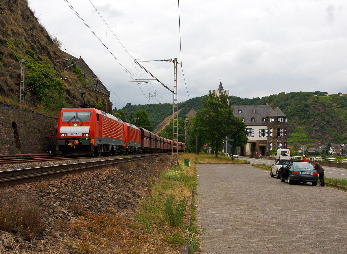 
Mit über 17.000 PS durchs Mosel Tal.... 
189 031-8 und 189 040-9 der DB Schenker Rail Deutschland AG ziehen einem Erzzug (mit Falrrs 153 Wagen) am 20.06.2014 bei Kobern-Gondorf auf der Moselstrecke (KBS 690) in Richtung Trier. 

Diese schweren Züge werden mit der Automatischen UIC-Kupplung (AK) gefahren, die Wagen haben keine Seitenpuffer. 

Beide Siemens ES 64 F4  haben die Zugsicherungssystem-Komponenten für Deutschland und Niederlande installiert (Class 189-VJ) und wurden 2004 von Siemens in München gebaut. Die 189 031-8 (91 80 6189 031-8 D-DB / EBA 00A23A 009) unter der Fabriknummer 20709, die 189 040-9 (91 80 6189 040-9 D-DB /  EBA 00A23A 018) unter der Fabriknummer 20718.