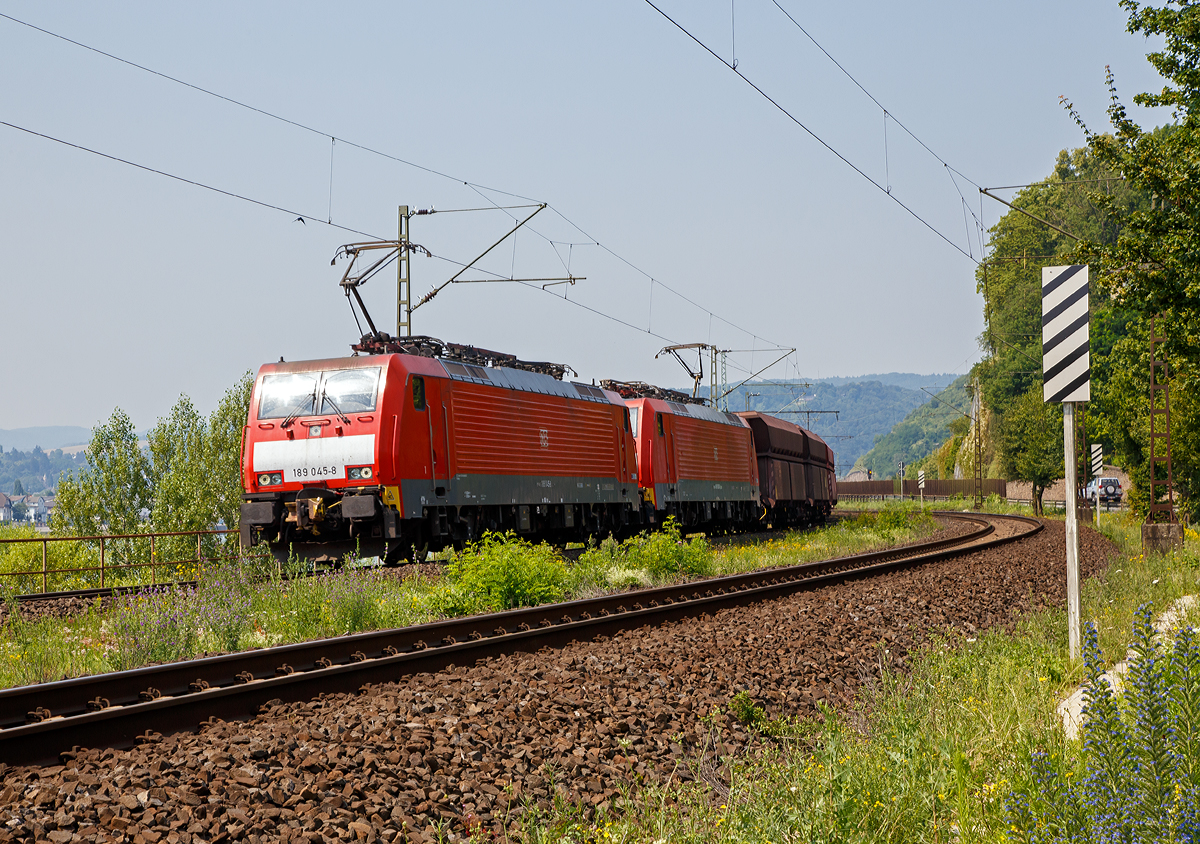 
Mit über 17.000 PS durchs Rheintal in Richtung Süden...
Die 189 045-8 und die 189 030-0 der DB Schenker Rail Deutschland AG ziehen in doppeltraktion einem Erzzug (mit Falrrs 153 Wagen) am 03.07.2015 bei Leutesdorf auf der rechten Rheinseite in Richtung Koblenz.  Später geht es wohl entlang von Mosel und Saar nach Dillingen,

Diese schweren Züge werden mit der Automatischen UIC-Kupplung (AK) gefahren, die Wagen haben keine Seitenpuffer.

Beide Siemens ES 64 F4 haben die Zugsicherungssystem-Komponenten für Deutschland und Niederlande installiert (Class 189-VJ). Die 189 045-8 (91 80 6189 045-8 D-DB) wurden 2004 unter der Fabriknummer 20728, die 189 030-0 (91 80 6189 030-0 D-DB) wurde 2003 unter der Fabriknummer 20710 von Siemens in München gebaut .