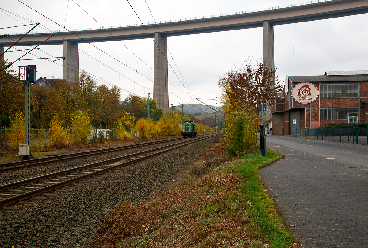 
Mit verkehrtherum geschalteten Lichtern, fährt die V 100-BUG-04 (92 80 1202 240-8 D-BUG), ex DB 202 240-8, ex DR 112 204-7, ex DR 110 240-9, am 27.10.2018 als Lz durch Siegen-Eiserfeld in Richtung Siegen. 

Im Hintergrund die 105 m hohe Siegtalbrücke der A45 (Sauerlandlinie).
