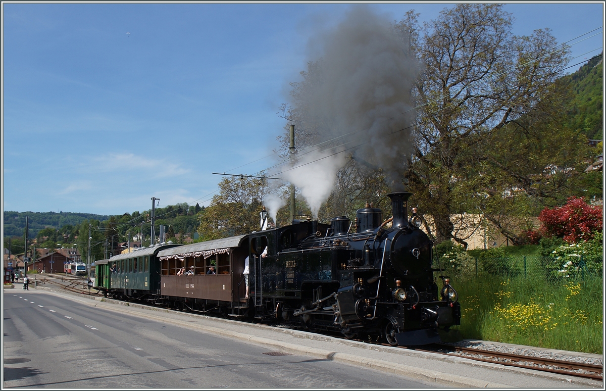 Mit einer Woche Verspätung infolge Erdrutsch, startet die Saison der Blonay -Chamby Bahn nun am Wochenende 9./10 Mai. 
Die B.F.D HG 3/4 N° 3 verlässt mit ihrem Zug Blonay. 
10. Mai 2015