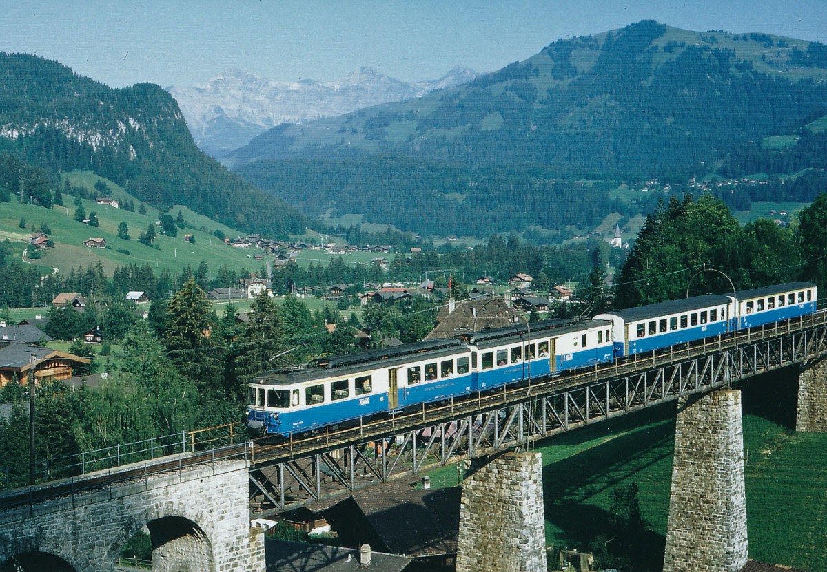 MOB: Stilreiner Regionalzug mit dem ABDe 8/8 4002  VAUD  beim Passieren des Viaduktes bei Gstaad im Juli 1991.
Foto: Walter Ruetsch