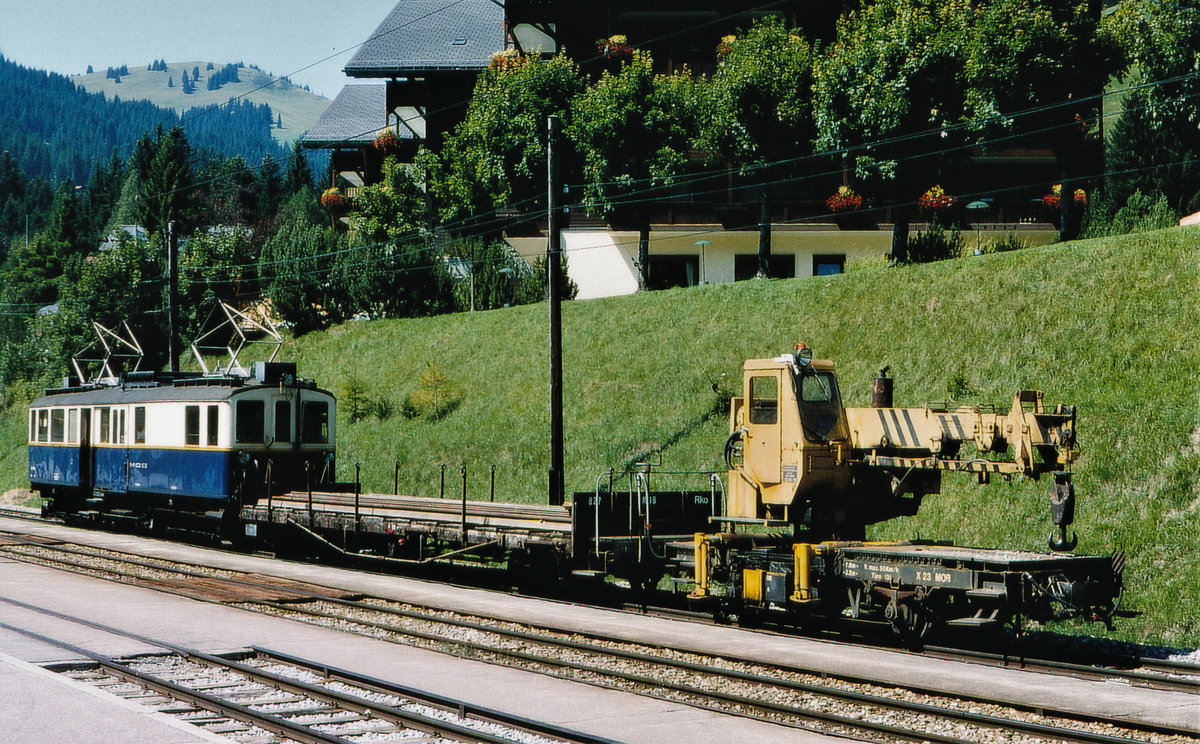 Montreux-Oberland-bernois-Bahn, MOB.
MOB-Kranwagen X 23 bei einem Zwischenhalt in Saanenmöser im August 1994. 
Geführt wurde der Dienstzug mit dem De 4/4 28.
Foto: Walter Ruetsch