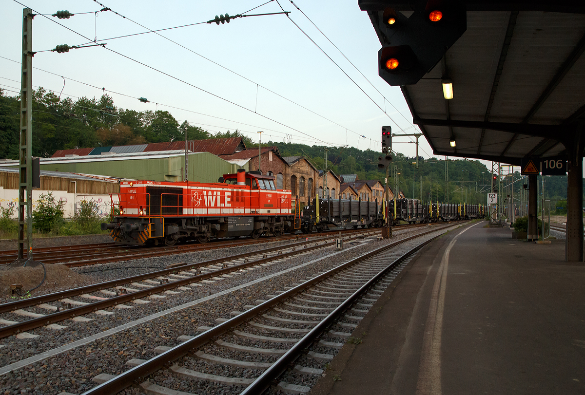 
Morgens bereits um 1/2-Sechs in Betzdorf geht bereit der zweite G�terzug auf die Hellertalbahn.....
Die WLE 51  Kreis Warendorf  (92 80 1275 106-3 D-WLE) eine MaK G 1206 der WLE - Westf�lische Landes-Eisenbahn, f�hrt am 01.06.2017 von Betzdorf/Sieg nun auf die Hellertalbahn, hier geht es �ber Herdorf nun nach Burbach-Holzhausen zur Salzgitter Mannesmann Precision GmbH. Am Haken hat die MaK G 1206 Schwerlastwagen beladen mit nahtlose Luppen (Rohrrohlinge). In Holzhausen werden die Luppen dann weiter zu Pr�zisionsstahlrohre oder Profilstahlrohre kaltgezogenen bzw. gewalzt.