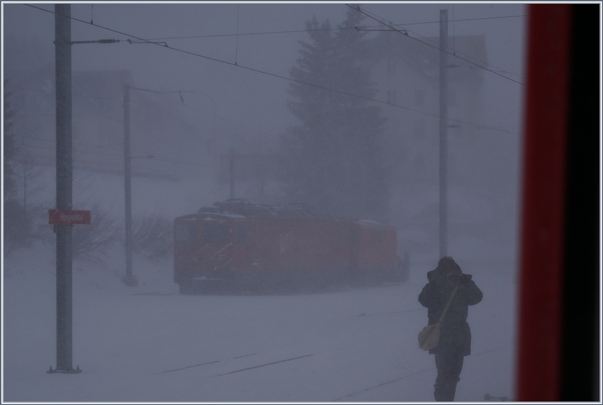 Motiv verdeckt, so stark schneite es, dass man die Ge 4/4 mit dr Xrot mehr eranen als erkennen kann...
Hospental, den 5. Jan. 2017