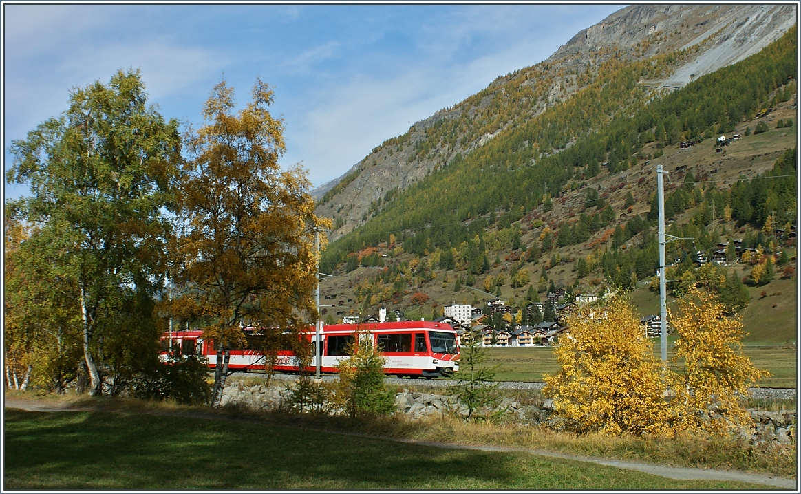 Motiv verdeckt: Trotzdem kann man den Zermattshuttle in der sch�nen Landschaft erkennen.
(21.10.2013)
