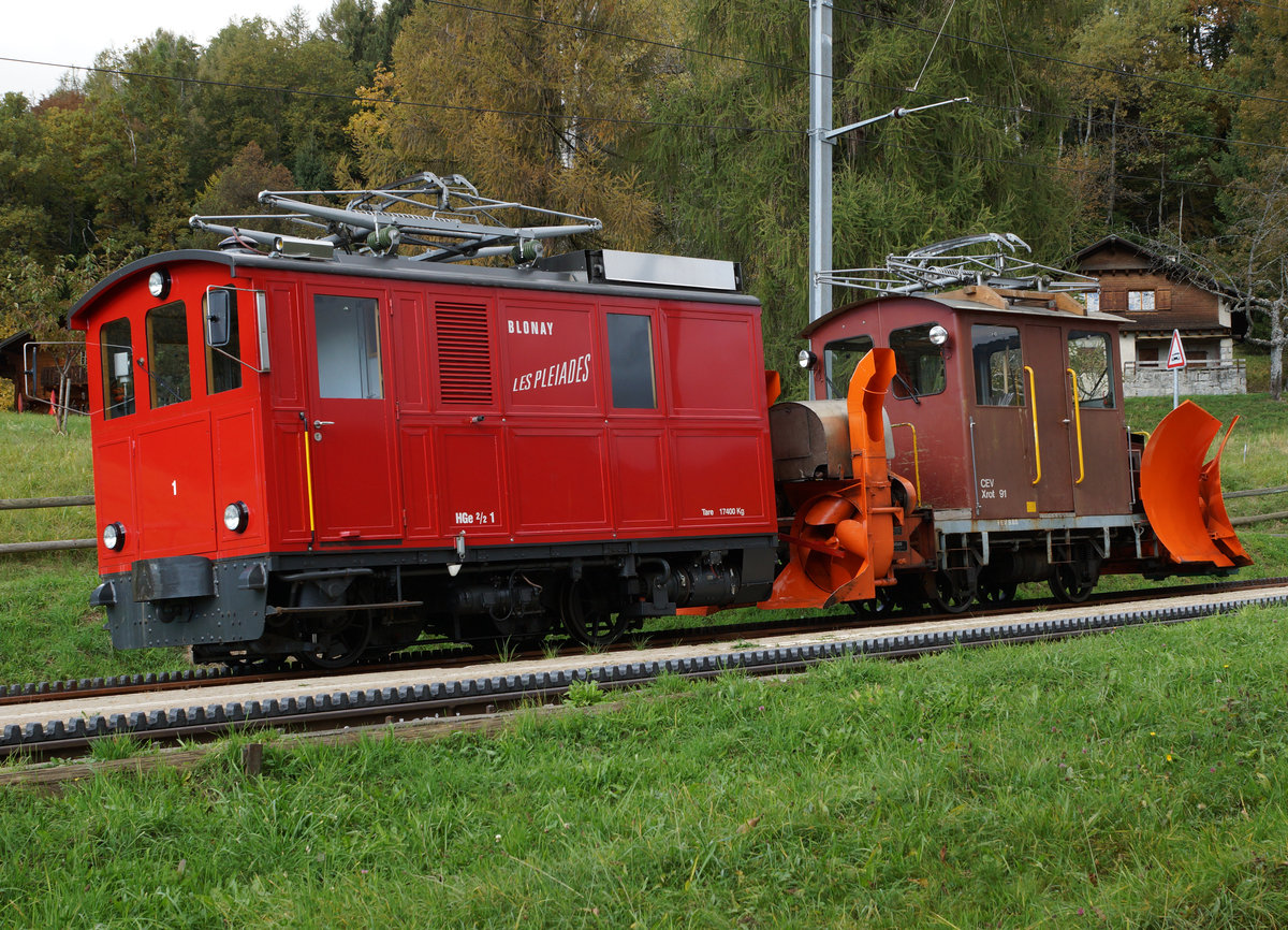 MVR/CEV: Gottlob fotografierte ich am 20. Oktober 2016 bei der Haltestelle Fayaux zum letzten Mal das  alte Winterdienst Gespann  mit der HGe 2/2 1. Die Reise zur MVR/CEV hatte sich damals sehr gelohnt. Als Riedholzer bin ich ein langj�hriger und treuer Freund der alten CEV gewesen. Der Abschied f�llt mir schwer!!!
Foto: Walter Ruetsch   