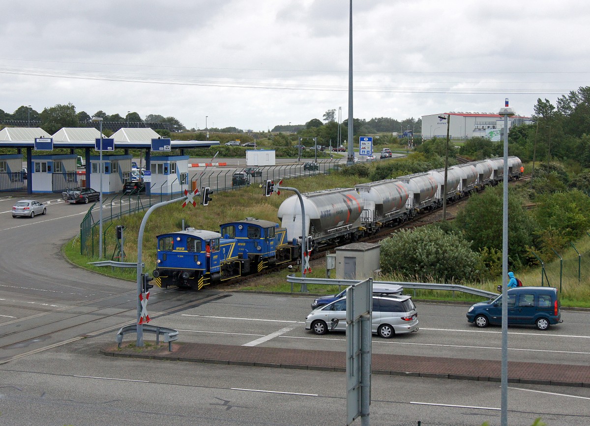 MW: Bei der nieders�chsische Mittelweserbahn stehen K�f lll V244 mit blauer Lackierung im Einsatz. Am 9. August 2011 konnte eine Doppeltraktion V 244 im F�hrhafen Sassnitz (R�gen) bei einem Rangierman�ver fotografiert werden.
Foto: Walter Ruetsch 