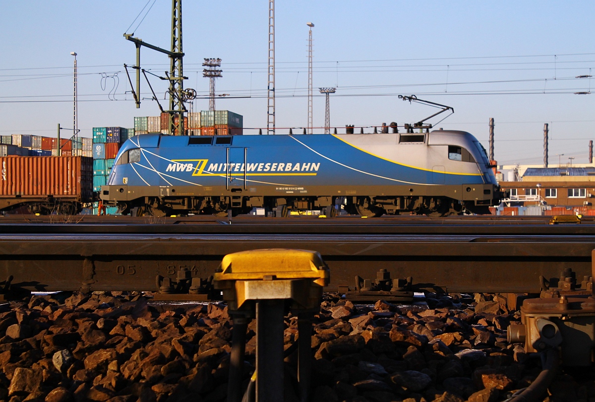 MWB 182 912-8 der mit dem  einen Pantho  mal in der Schienenoberkante-Perspektive festgehalten. HH-Waltersof 06.02.2015