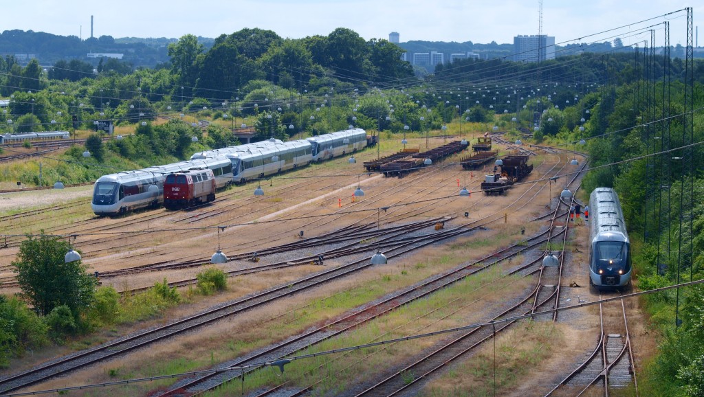 MZ 1425 rangierte einige IC4 Triebwagen zum Werk fuhr dann zurück in die Abstellgruppe, rechts im Bild werden gerade mit MG/MH 56/5826 Testfahrten gemacht. Aarhus 23.07.2010