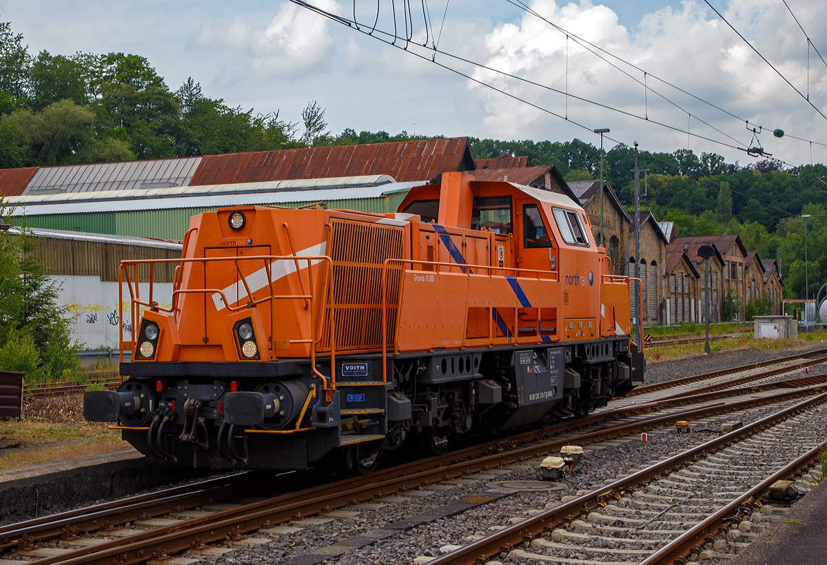 
Nach dem Tanken muss wieder rangiert werden....
Die an die Hering Bahnbau vermietete 261 310-7  Emma  (92 80 1261 310-7 D-NRAIL), eine Voith Gravita 10 BB der northrail GmbH, am 09.06.2020 in Betzdorf (Sieg).

Die Gravita 10 BB wurde 2012 Voith in Kiel unter der Fabriknummer L04-10011 gebaut.