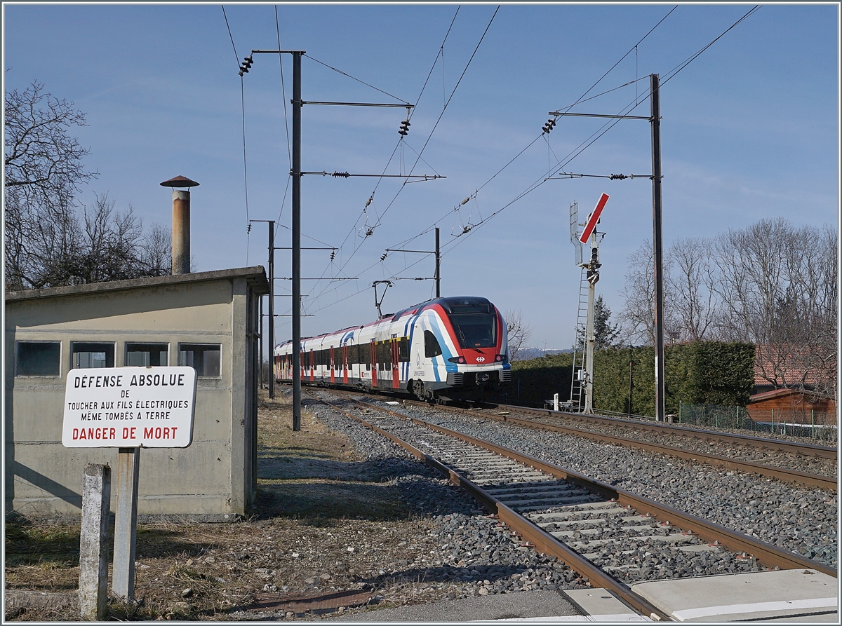 Nach ein-einhalb Minuten (genau 91 Sekunden) ist der etwas verkleckerte SBB LEX RABe 522 227  als SL2 auf dem Weg nach Annecy in St-Laurent eingetroffen, bez. durchgefahren, und zeigt sich nun beim Ausfahr-Signal. Auch hier sind die Fahrleitungsmasten aus der Anfangszeit des 50 Hertz Betriebs zu sehen, welcher auf dieser Strecke wurde und der vorgängig im Schwarzwald seinen Anfang nahm. 

12. Februar 2022