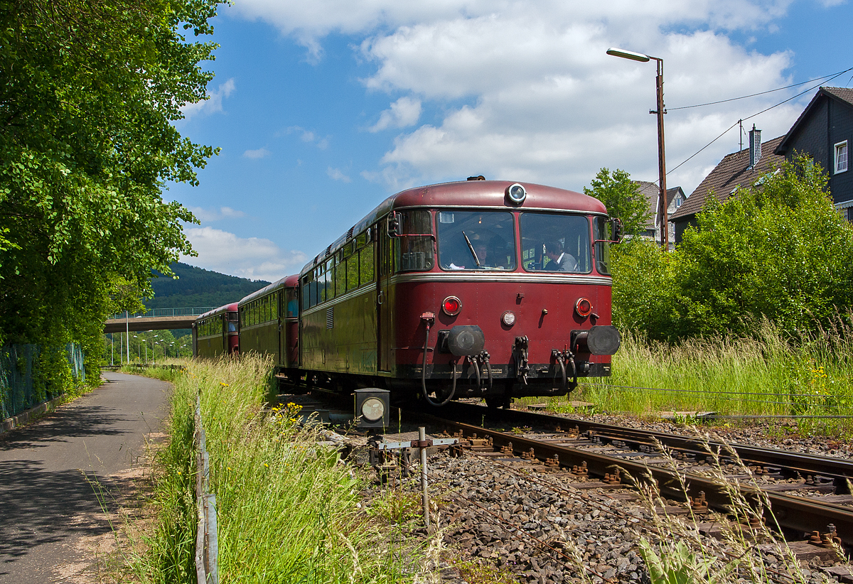 Nach einem Fahrtrichtungswechsel im Bahnhof Herdorf, fährt nun die Schienenbusgarnitur des FSB - Förderverein Schienenbus e.V. (Menden), bestehend aus Schienenbus 796 690-6, Beiwagen 996 309-1 und Schienenbus 796 802-7, vom Bahnhof Herdorf auf die Bahnstrecke Herdorf–Unterwilden der ehem. FGE - Freien Grunder Eisenbahn AG (heute Kreisbahn Siegen-Wittgenstein), über die es dann nach Neunkirchen-Salchendorf auf den Pfannenberg geht. Hier passiert 
die Garnitur gerade die Weiche zur FGE, auch die vorhandene Gleissperre ist offen. 

Auf der FGW Strecke wurde der Personenverkehr bereits am 31. Oktober 1950 eingestellt, doch am 02.06.2012 gab es diese Sonderfahrt vom Förderverein Schienenbus e.v., Menden.
