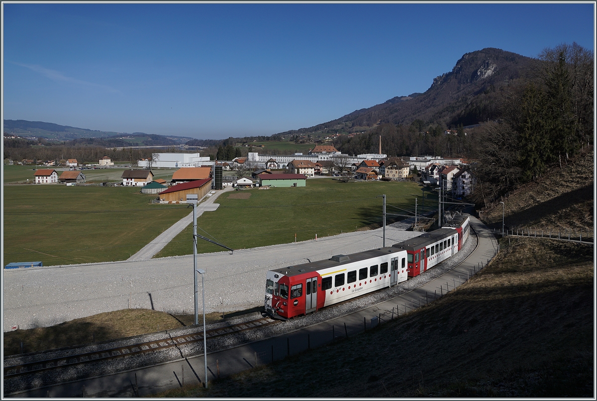 Nach einem kurzen Aufenthalt in Broc Fabrique f�hrt der TPF Meterspurzug, bestehend aus dem nun f�hrenden ABt 223, dem Bt 224 und dem schiebenden Be 4/4 124 wieder nach Bulle zur�ck. 2. M�rz 2021