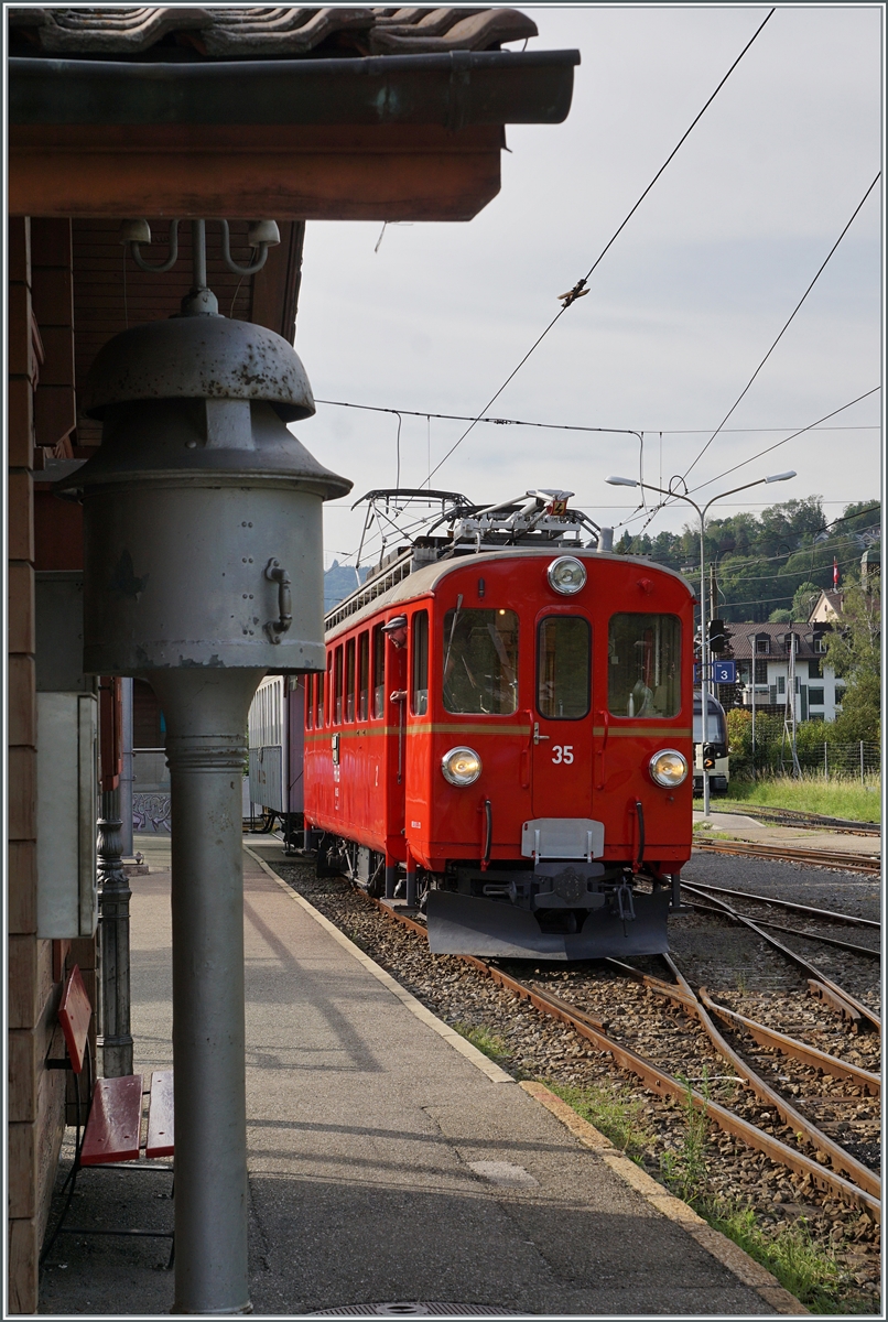 Nach der gelungen optischen Aufarbeitung ist der RhB ABe 4/4 I 35 der Blonay-Chamby Bahn nun auch technisch/mechanisch wieder im bestem Zustand und somit zu meiner Freude wieder zwischen Chamby und Blonay im Einsatz. Der ABe 4/4 I 35 hat als letzter Zug von Chaulin nach Blonay sein Ziel erreicht und nimmt nun für die (Leer)-Rückfahrt den in Blonay abgestellten MOB Reisezugwagen mit. 

4. Aug. 2024