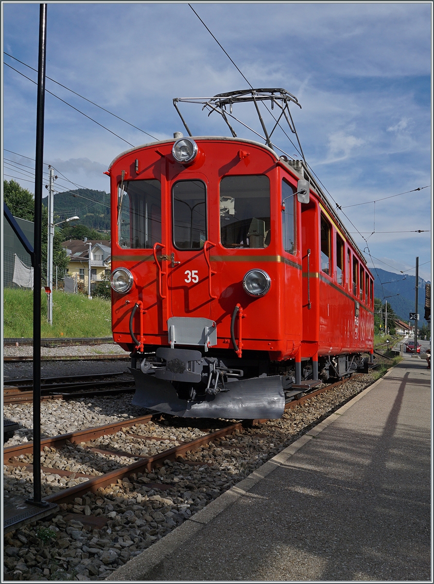 Nach der gelungen optischen Aufarbeitung ist der RhB ABe 4/4 I 35 der Blonay-Chamby Bahn nun auch technisch/mechanisch wieder im bestem Zustand und somit zu meiner Freude wieder zwischen Chamby und Blonay im Einsatz.  
Der ABe 4/4 I 35 hat als letzter Zug von Chaulin nach Blonay sein Ziel erreicht und nimmt nun für die (Leer)-Rückfahrt den in Blonay abgestellten MOB Reisezugwagen mit. 

4. Aug. 2024