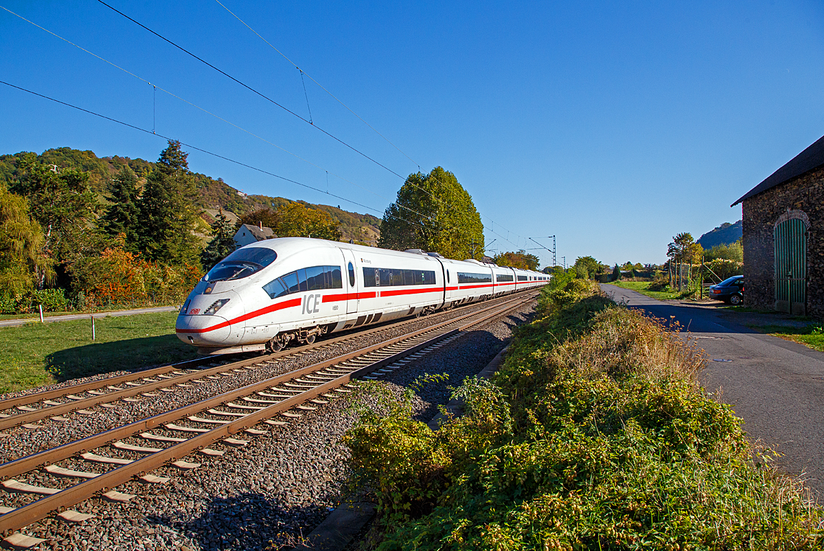 
Nach ICE-Brand am 12.10.2018 bei Montabaur war die Schnellstrecke Frankfurt-Köln gesperrt und die ICE wurden über die Rheinstrecken umgeleitet. Hier fährt der ICE 3 MF - Tz 4680  Würzburg  (406 080 / 406 580) gekuppelt mit dem ICE 3 M - Tz 4607  Hannover  (406 007 / 406 507) am 13.10.2018, auf der rechten Rheinstrecke, durch Leutesdorf in Richtung Köln.