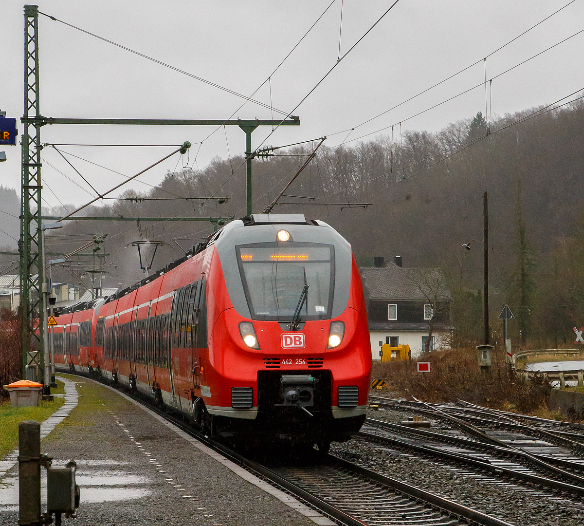 Nach den Orkanen Ylenia und Zeynep läuft der Personen-Bahnverkehr am 20.02.2022 an Siegstrecke halbwegs normal, aber kommt bald „Antonia“ und es regnet ohne Unterlass....

Hier fahren gerade zwei gekuppelte Bombardier Talent 2 der DB Regio NRW, als RE 9 - Rhein Sieg Express (RSX) Siegen – Köln – Aachen, durch Scheuerfeld (Sieg) in Richtung Köln. Man sieht gut, wie der Stromabnehmer des vorderen Talent 2  (442 254) eine Menge an Wasser von der Oberleitung abstreift.

