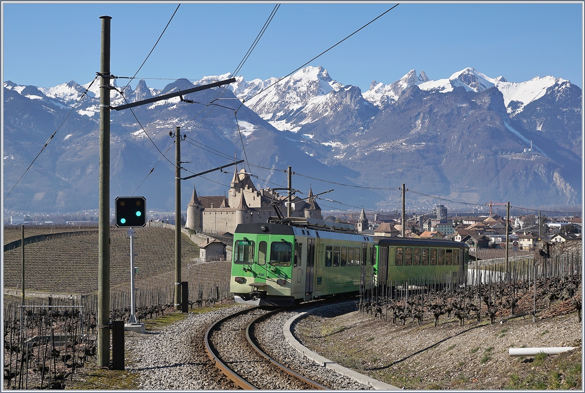 Nach �ber 100 Jahren regeln nun bei der ASD endlich Lichtsignale den Betriebsablauf. 

Der BDe 4/4 403 mit Bt auf der Fahrt von Les Diablerets nach Aigle beim Schloss von Aigle in den Weinbergen. 

17. Feb. 2019