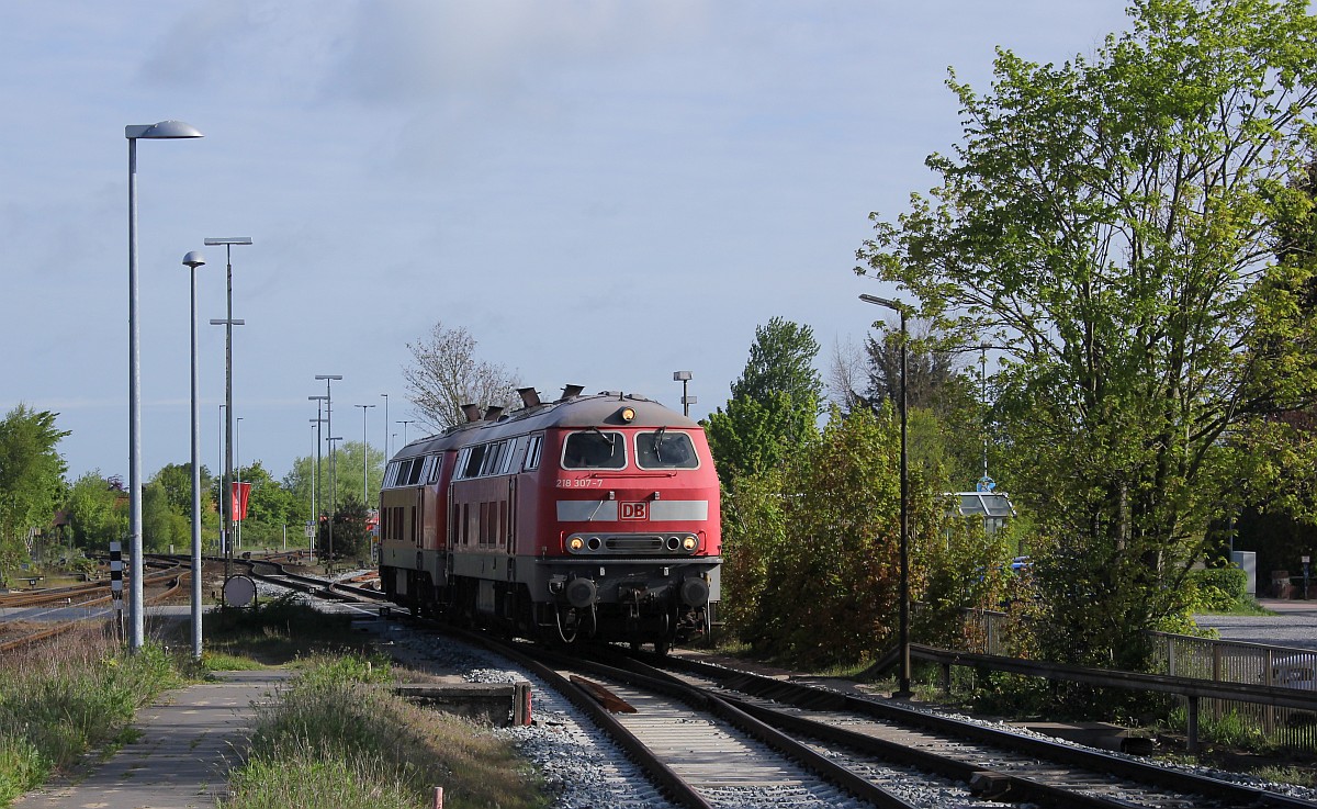 Nachdem die 245 021 zum Bw gefahren wurde kam der Tf mit 218 307-7 REV/HB X/07.09.18 und 218 345-7 REV/HB X/15.10.16 zur�ck in den Bhf Nieb�ll gefahren. 17.05.2020