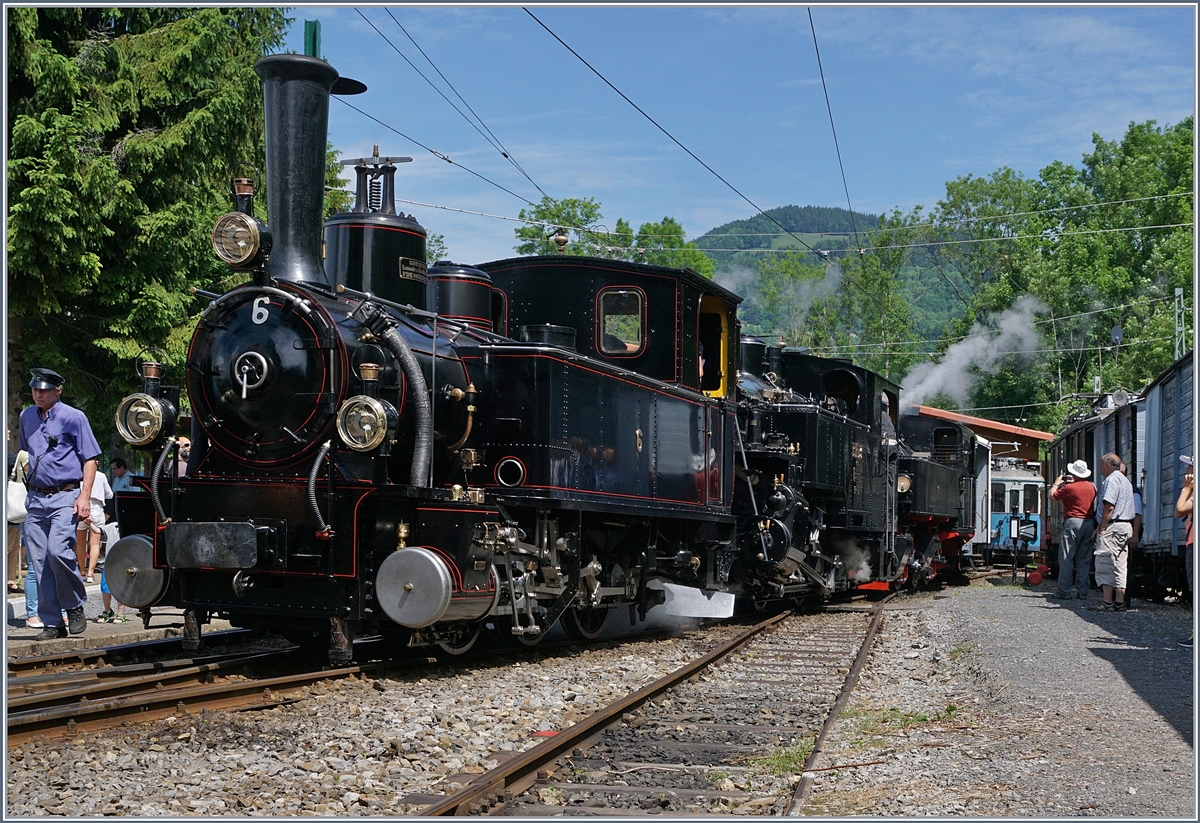 Nachdem der Dampfzug von Blonay in Chaulin eingetroffen ist, löst sich die Vierfachtraktion auf.
Dann folgt die G 3/3 N° 6.
 3. Juni 2017