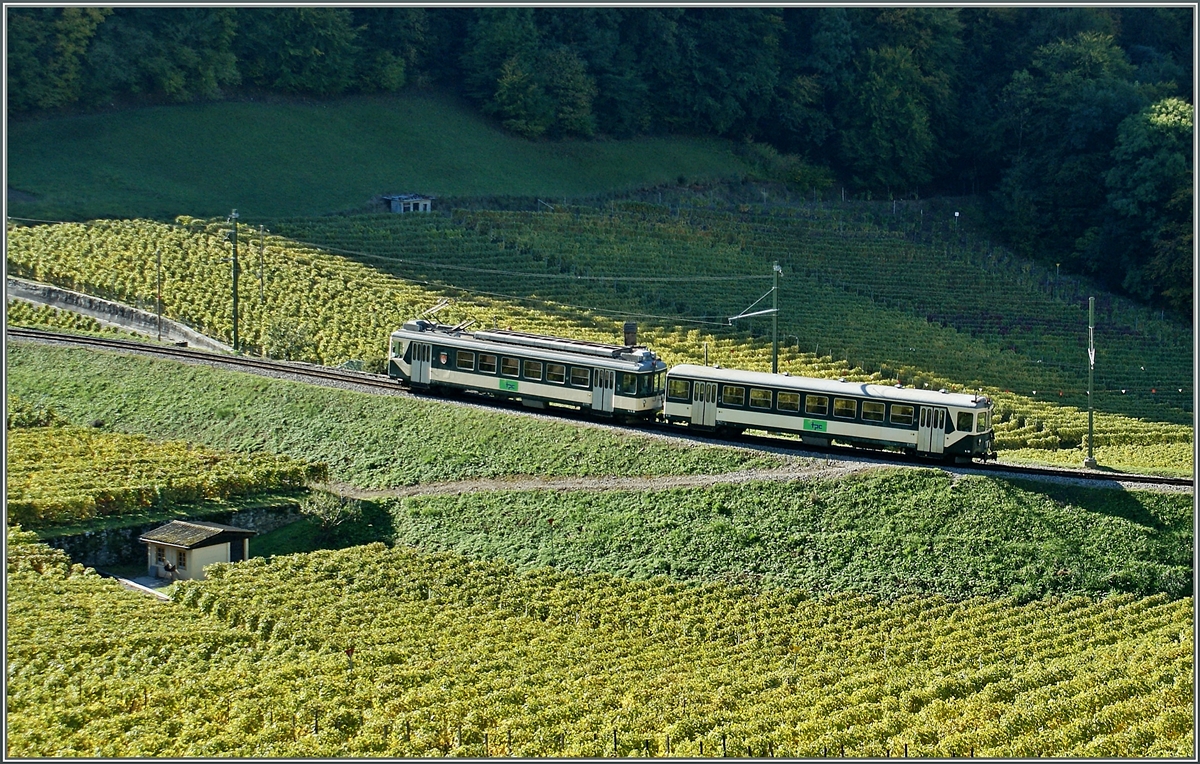 Nachdem sich zwei ADD Triebwagen etwas br�sk zu nahe kommen sind, fand die ASD mit dem LEB Be 4/4 N� 26 und Bt 151 eine L�sung, um die drei an Winterwochenende erforderlichen Uml�ufe abdecken zu k�nnen.
Hier ist die LEB Garnitur als ASD Regionalzug 436 oberhalb von Aigle unterwegs.
21. Okt. 2010