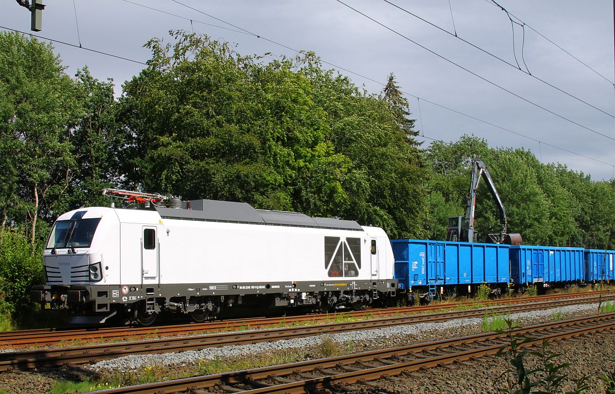 Nachmittags kam dann auch noch die Sonne durch: SIEAG/EGP 2248 997-0 vor einigen mit Dünger beladenen Wagen, Jübek 14.07.2022
