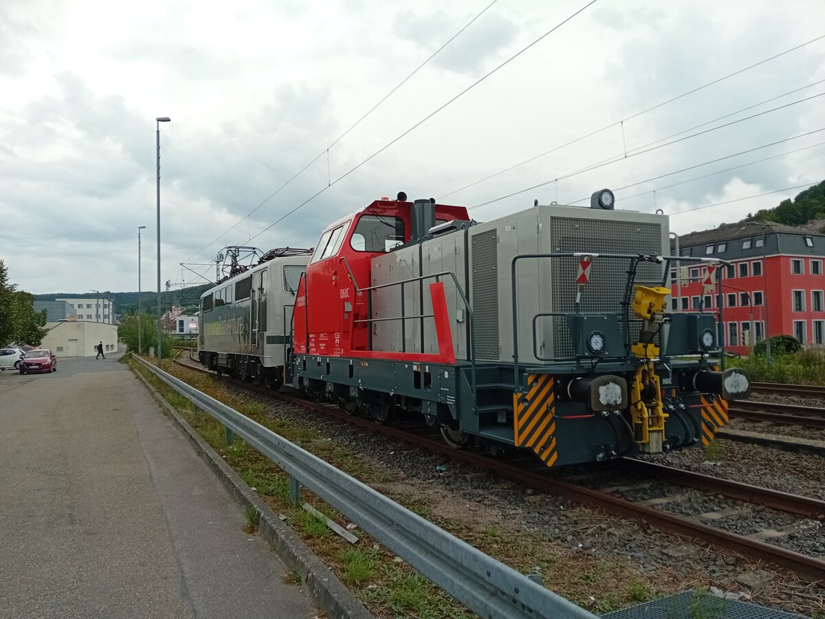 Nachschub auf die  Gmeinder D60C, die mit der Railadventure 111 222 auf Überführungsfahrt geht