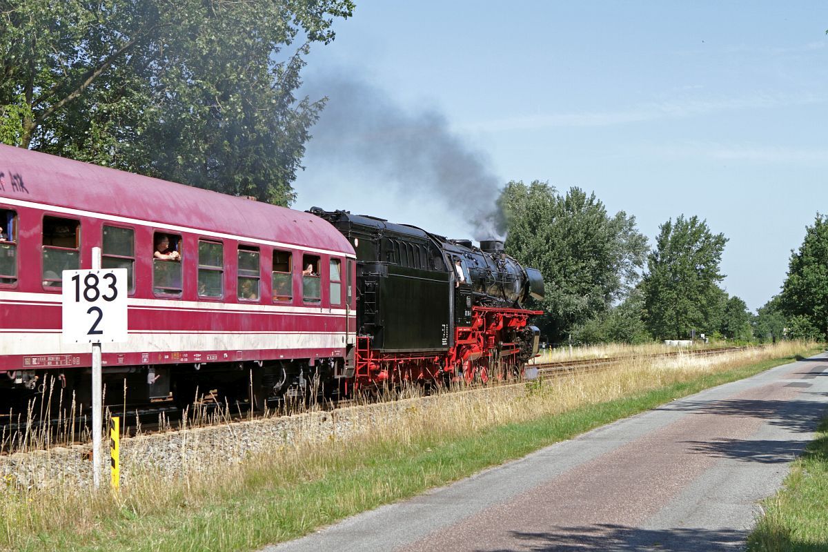 Nachschuß auf 01 1104 mit Sonderzug nach Westerland (Sylt) in Langenhorn Fichtenweg 08.07.2023