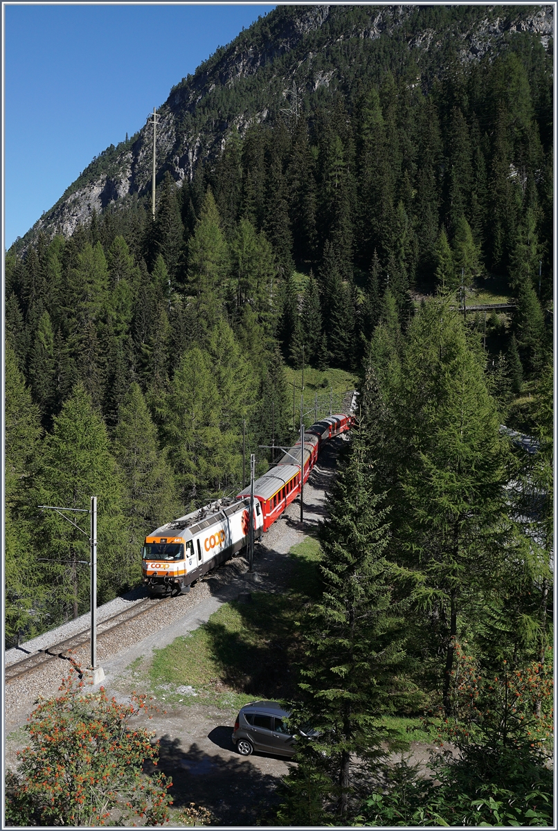 Nahe Preda, nach der Fahrt durch den obersten Kehrtunnel zeigt sich diese RhB Ge 4/4 III mit einem Albulaschnellzug Richtung Chur.
14. Sept. 2016