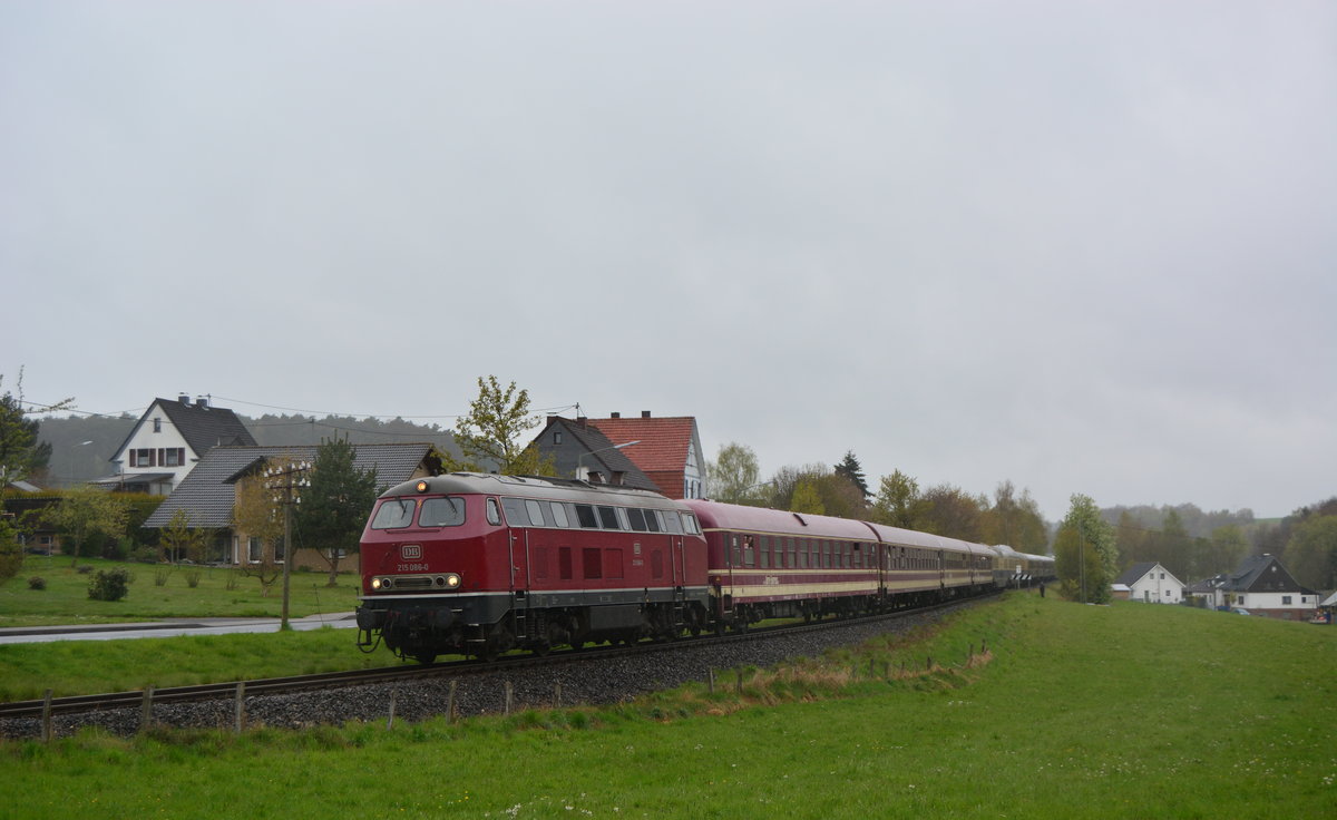 Nebenbahn, Telegrafenmasten und eine V160 Nebenbahn Feeling pur. Hier dieselt 215 086-0 mit Sonderzug und 52 4867 durch Obererbach.

Obererbach 22.04.2017