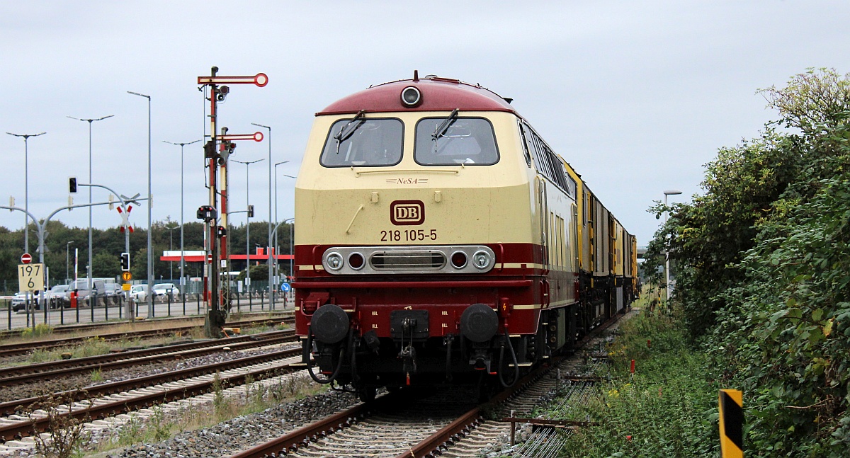 NeSA/DB 218 105-5, REV/HB X/22.11.19 mit Schweerbau Bauzug abgestellt in Niebüll. 26.09.2021