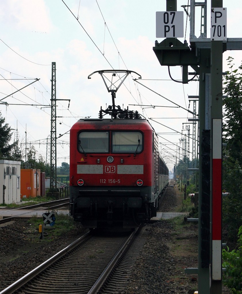 Neu bei  nah.sh  in Kiel ist die ex Dortmunderin 112 156-5 die hier den RE7 Richtung Neumünster durch Jübek schiebt. 18.09.2015