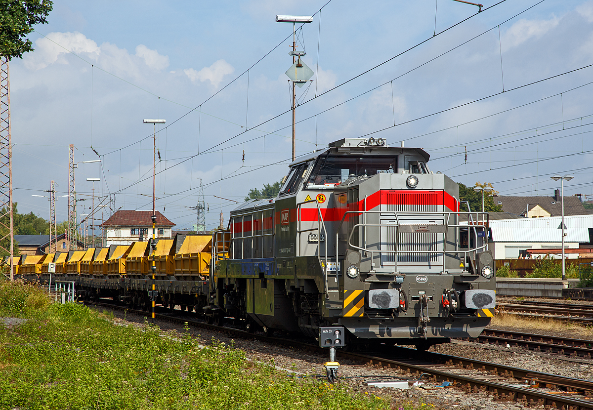 Nicht zum ersten Mal hatte ich das Einzelst�ck dieser Lokbaureihe vor der Linse, aber nun nach Eigent�merwechsel in einer anderen Farbgebung...
Die Vossloh G 12 „Karl August“  92 80 4120 001-7 D-KAF der KAF Falkenhahn Bau AG (Kreuztal) mit Kippwagen MK 45 DH „LW-Kipper“ der Gattung Rlps am Haken, die hier am 26.08.2018 in Kreuztal mit Schotter beladen werden. Mit dem Schotter geht es sp�ter zur Baustelle in Richtung Bad Berleburg.

Die G12 wurde 2010 von Vossloh in Kiel unter der Fabriknummer 5001919, als Prototyp, gebaut und bereits auf der InnoTrans 2010 pr�sentiert, 2014 konnte ich sie selbst auf der InnoTrans 2014 als SLG Spitzke G 12 - SP - 012 (92 80 4120 001-7 D-VL) sehen und ablichten. Aus Fachkreisen kann man h�ren dass es wohl nicht so ein guter Wurf war und so bleibt diese G 12 wohl ein Einzelst�ck. Lediglich von der diesel-elektrischen Variante (DE 12) wurden bisher 5 St�ck gebaut. Die leistungsst�rkere Serie G18 / DE 18 ist erheblich erfolgreicher.

Die G 12 wie auch die G 18 sind neue dieselhydraulische Lokomotiven der f�nften Generation f�r den schweren Rangier- und Streckendienst von Vossloh Locomotives.  Die G 12 mit 1.200 kW sowie die G 18 mit 1.800 kW. Angetrieben werden die Vierachser von den optimierten Turbo-Flex-Getrieben von Voith. Ein neues Drei-Wandler-Getriebe verbessert den Wirkungsgrad und ist mit einem leistungsf�higen Retarder zum verschlei�freien Bremsen ausger�stet. Das Gesamtgewicht der Loks kann flexibel zwischen 80 und 90 t ausgelegt werden.

Technische Daten:
Spurweite:  1.435 mm  
Achsanordung:  B‘B‘
H�chstgeschwindigkeit: 100 km/h 
Dieselmotorleistung:  max. 1.200 kW
Dieselmotor:  MTU 8V 4000 R43 (L)
Dieselmotordrehzahl  1.800 min-1
Abgasvorschriften:  EU/2004/26 Stufe IIIA/prepared for stage IIIB  
Anfahrzugkraft:  259 kN
Dienstgewicht:  80 t
Raddurchmesser:  1.000 mm (neu) / 920 mm (abgenutzt)
L�nge �ber Puffer : 17.000 mm  
Gr��te H�he:  4.310 mm  
Gr��te Breite:  3.080 mm
Drehzapfenabstand: 8.100 mm
Achsabstand im Drehgestell: 2.400 mm
Str�mungsgetriebe:  Voith L 4r4 zseU2
Hydrodynamische Bremsleistung:  max. 1.000 kW
Kleinster befahrbarer Bogenradius:  55 m
