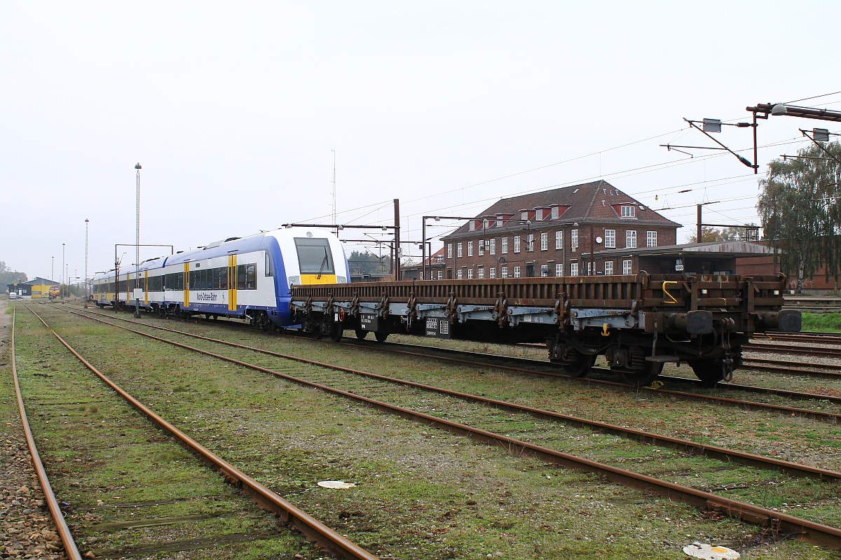 NOB in D�nemark! Im Gbf Padborg abgestellt waren heute 3 Wagen der NOB, der Steuerwagen Bpmbdfa 75 007-5 mit neuer Untersuchung REV/Hdf/10.10.13, der Bpmdza 75 013-4 ebenfalls mit REV/Hdf/10.10.13 und der ABpma 75 009-5 REV/ANX/06.03.13 und dazu wohl noch als Schutzwagen gedacht ein Wagen der Gattung Renss. 16.10.2013