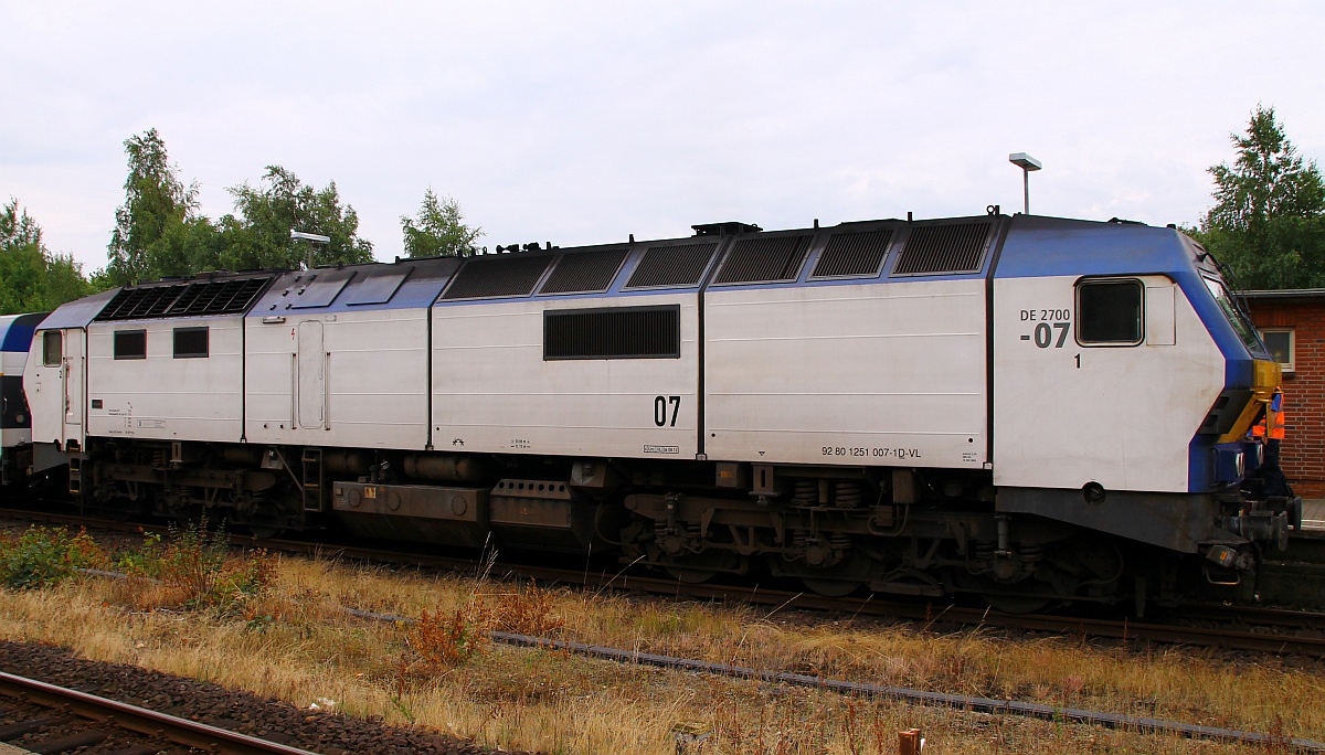 NOB/Veolia 251 007-1 oder MaK DE2700-07(REV/VL/06.08.13)als Portrait/Seitenaufnahme im Bahnhof Husum beim warten auf die zusätzlichen Wagen nach Westerland aufgenommen. Mal sehen ob sie bleiben...Husum 13.07.2014