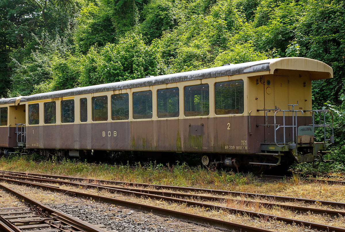 
Noch in der BOB Farbgebung (2015)...
Der ehemalige 1./2. Klasse Schmalspur-Personenwagen BOB AB 209, ex BOB BC4 209, der Gattung KAB4i, der Brohltalbahn, am 24.05.2015 im Bahnhof Brohl BE.

Der Leichtstahlwagen mit offenen Plattformen wurde 1956 von SIG (Schweizerische Industrie-Gesellschaft) für die BOB (Berner Oberland Bahn) gebaut und als BOB BC 205 geliefert.

Zwischen 1951 und 1956 lieferte die Schweizerische Industrie Gesellschaft (SIG) der BOB 12 Plattform-Personenwagen der Gattungen BC4 und C4. Die Wagen hatte ein WC in der Wagenmitte eingebaut, hingegen wurde die Plattform offen ausgeführt, also auf Türen und Stirnwand verzichtet. Schon nach kurzer Zeit wurden die Wagen in AB und B umbezeichnet. Über 40 Jahre verkehrten diese ansprechenden Wagen auf den Strecken der BOB, zeitweise sogar in direkten Zügen der Brünigbahn von Luzern nach Grindelwald/Lauterbrunnen. Seit den 90er-Jahren wurden einige Wagen aus dem Betrieb genommen. Ab dem Jahr 2000 wurden alle Wagen verkauft, sieben gingen zur Brohltalbahn (33–39) nach Deutschland und fünf zur CFBS (Chemin de Fer de la Baie de Somme) nach Frankreich.

TECHNISCHE DATEN:
Spurweite: 1.000 mm (Meterspur)
Anzahl der Achsen: 4
Länge über Puffer: 17.010 mm
Drehzapfenabstand: 13.540 mm
Eigengewicht: 14 t
Sitzplätze: 66 (18 in der 1. Klasse und 48 in der 2. Klasse)
Höchstgeschwindigkeit: 75 km/h (bei der BOB, auch SBB/LSE)
Zugelassen für Steilstrecke (50 ‰ bei der Bohltalbahn)
Bremse: O-P
