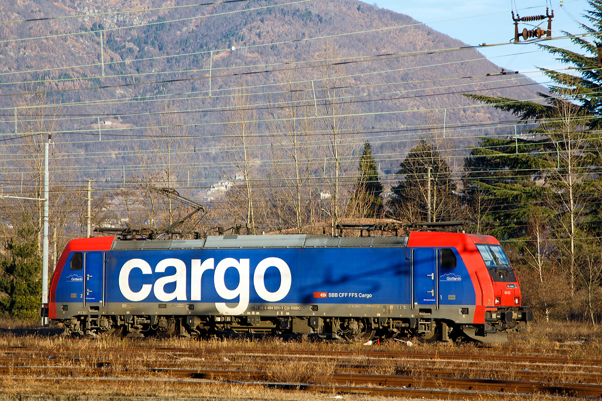 
Noch in einem tollen letztem Licht des Tages....
Die Re 484 021-1 (91 85 4 484 021-1 CH-SBBC) der SBB Cargo steht am 27.12.2015 beim Bahnhof Domodossola (I).

Die TRAXX F140 MS wurde 2006 von Bombardier in Kassel unter der Fabriknummer 34297 gebaut.