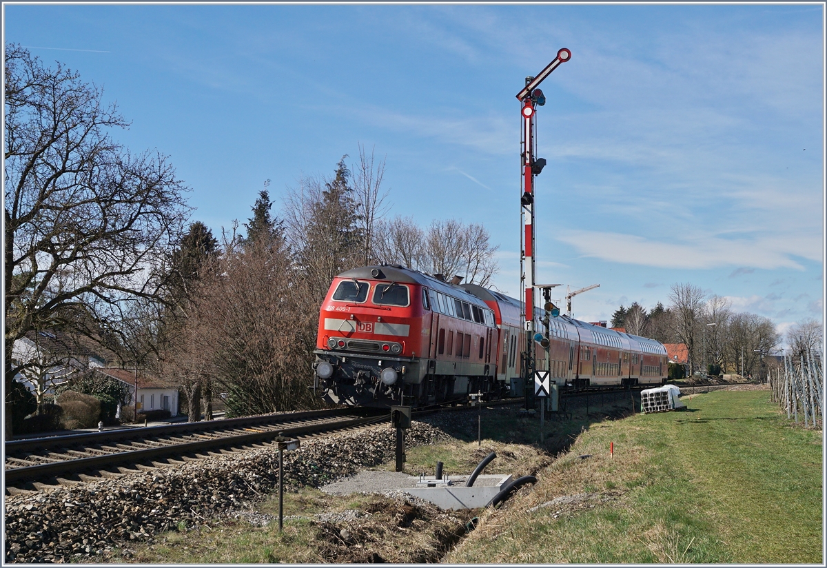 Noch einmal die DB 218 409-1, nun schiebend auf der Fahrt Richtung Aulendorf (-> SEV Ulm) beim Einfahrsignal F von Nonnenhorn, dass der RE Freie Fahrt signalisiert. 

16. M�rz 209dt