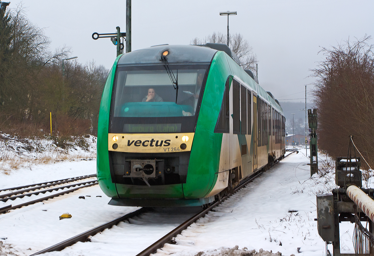 
Noch in Farbgebung und mit der NVR-Nummer der vectus, aber nun zur HLB Hessenbahn GmbH gehörend, VT 264 (95 80 0648 164-1 D-VCT / 95 80 0648 664-0 D-VCT) fährt am 31.12.2014, als RB 90   Oberwesterwaldbahn   Au(Sieg)-Altenkirchen-Hachenburg-Westerburg-Limburg(Lahn), vom Bahnhof Westerburg weiter in Richtung Limburg. 

Nochmals einen Gruß an den freundlichen Tf zurück.