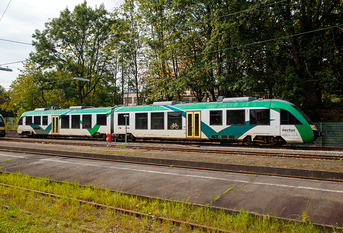 Noch in der Farbgebung der vectus Verkehrgesellschaft....
Der VT 252 (95 80 0648 152-6 D-HEB / 95 80 0648 652-5 D-HEB) ein Alstom Coradia LINT 41 der HLB (Hessische Landesbahn), ex Vectus VT 252, ist am 12.09.2015 im Bahnhof Westerburg abgestellt.

Der Alstom Coradia LINT 41 wurde 2004 von Alstom (vormals Linke-Hofmann-Busch GmbH (LHB)) in Salzgitter unter der Fabriknummer 1188-002 gebaut und an die vetus geliefert.
