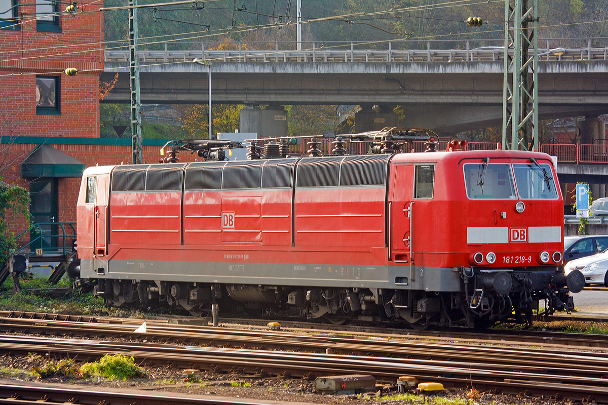 Noch gibt es die 181.2er in Koblenz...

Die 181 218-9 (91 80 6181 218-9 D-DB) der DB Fernverkehr AG ist am 23.11.2014 beim Hbf Koblenz abgestellt. 

Die Lok wurde 1975 gebaut, der mechanische Teil von Krupp unter der Fabriknummer 5284 und der elektrische Teil von AEG unter der Fabriknummer 8855.

Die IC Verbindung nach Luxemburg ist nun eingestellt, ab dem Fahrplanwechsel am 14. Dezember 2014 fahren FLIRT bis Trier und von Trier fahren dann KISS nach Luxemburg (Laut Internetfahrplan muss man ich Trier umsteigen, andere Quellen sagen FLIRT und KISS fahren gemeinsam). So sind die 181.2er nun ein Auslaufmodell auf der Moselstrecke und werden wohl hier �berfl�ssig.

Die Reisezeit zwischen Koblenz und Luxembourg Gare betr�gt dann �brigens 2 Stunden und 23 Minuten, zudem wird st�ndlich gefahren.