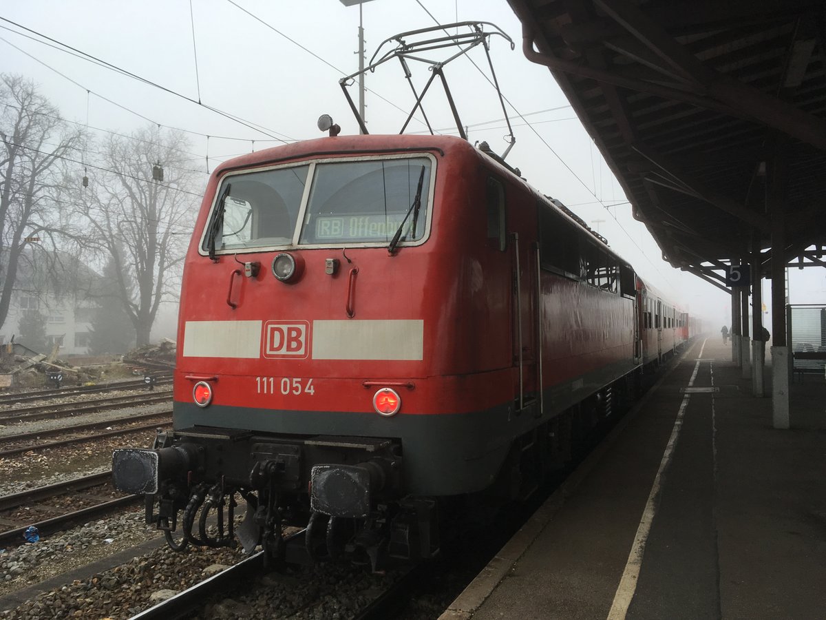 Noch eine der letzten N - Wagen Garnituren von Freiburg...

Die 111 054 und ihre N- Wagen als Rb 17060 nach Offenburg kurz nach der Ankunft aus Neuenburg (Baden) in Müllheim (Baden).