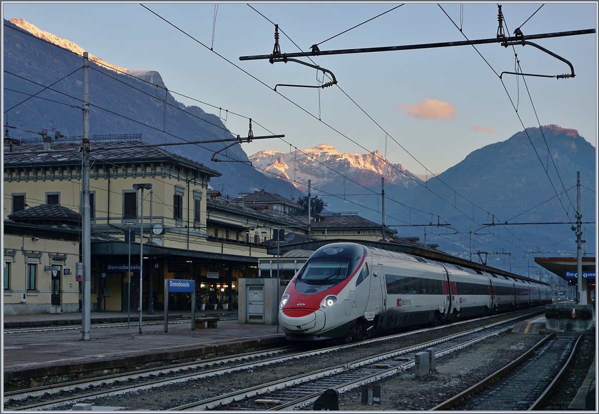 Noch liegt das weite Tal im Schatten, doch schon erhaschen die hohen Berggipfel erste Sonnenstrahlen, als in Domodossola ein SBB ETR 610 (RABDe 503) als EC 35 mit dem Ziel Milano zur Abfahrt breit steht.
7. Jan. 2017