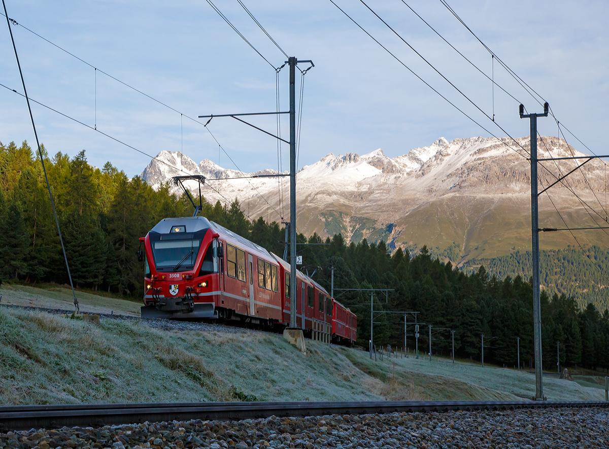
Noch ist die Sonne nicht ins Tal vorgedrungen, so ist es noch sehr kalt hier....
Der RhB Regio-Zug von Chur via St. Moritz nach Tirano erreicht am morgen des 13.09.2017 bald den Bahnhof Pontresina, der Zug besteht aus dem 3-teiligen ALLEGRA-Zweispannungstriebzug (RhB ABe 8/12) 3508  Richard Coray  mit 2 angehangenen Personenwagen. 