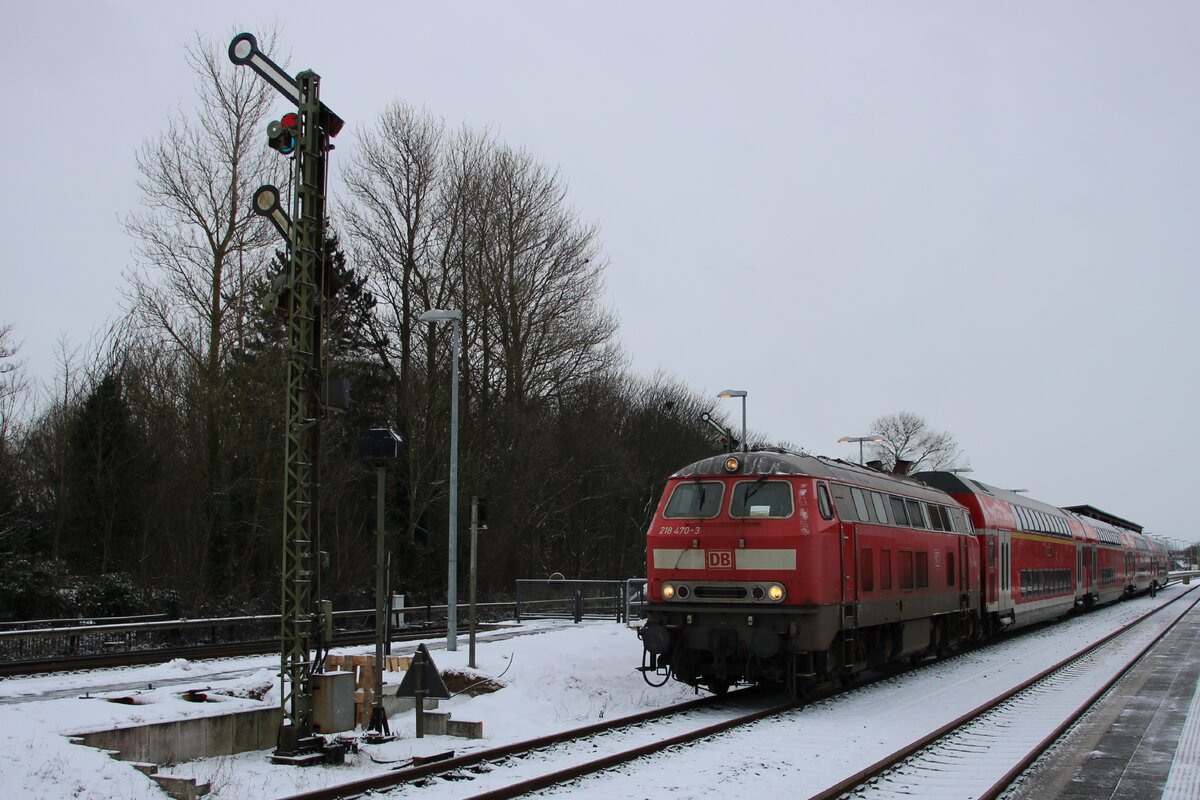 Noch stehen die Formsignale in Niebüll und einer davon wird von 218 470 samt RE6 nach Westerland (Sylt) vorbei gefahren am 16 Februar 2026.